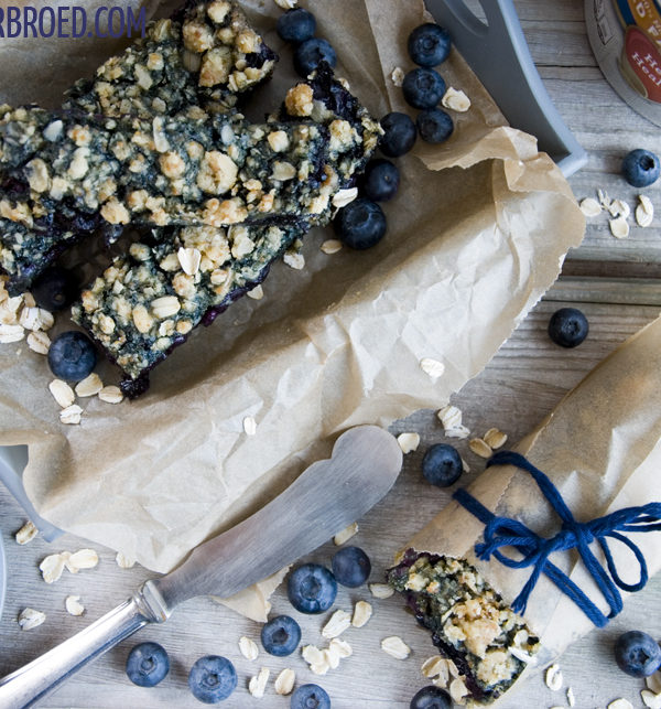 Rezept für einen Haferflocken-Blaubeer-Kuchen, kernigen Haferflocken-Kuchen mit fruchtiger Blaubeer-Füllung / Oat blueberry cake [wienerbroed.com]