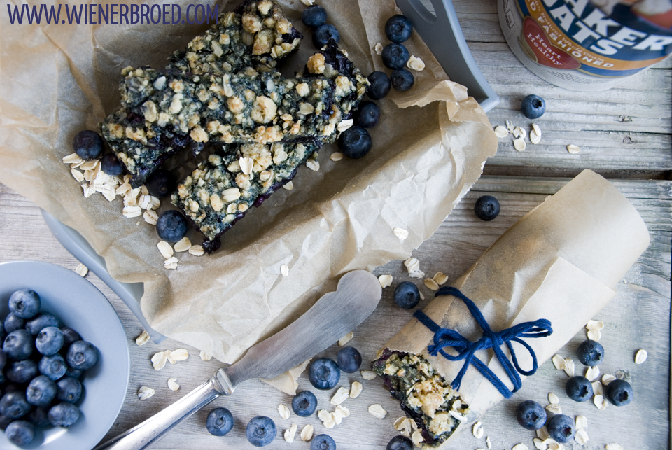 Rezept für einen Haferflocken-Blaubeer-Kuchen, kernigen Haferflocken-Kuchen mit fruchtiger Blaubeer-Füllung / Oat blueberry cake [wienerbroed.com]
