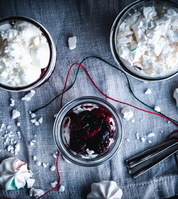 Rezept für Eton Mess mit Zimt-Beeren, eine weihnachtliche/winterliche Version des Baiser-Sahne-Desserts / recipe for Eton Mess with cinnamon berries, a christmassy version of the meringue and whipped cream dessert [wienerbroed.com]