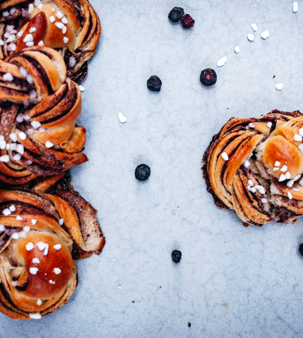 Rezept für Blaubeer-Kringel, saftiger Quarkhefeteig mit Blaubeer-Füllung / Recipe for juicy blueberry buns [wienerbroed.com]