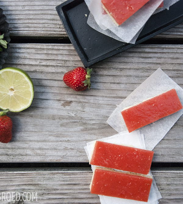 Erdbeer-Daiquiri-Schnitten, leckerer Mürbeteig mit einem Belag aus Erdbeer-Daiquiri. Schmeckt natürlich auch aus dem Kühlschrank! | Strawberry Daiquiri Bars