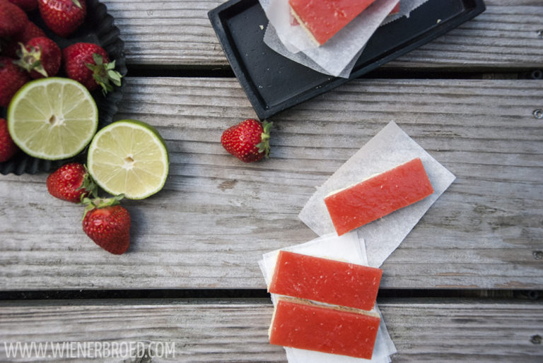 Erdbeer-Daiquiri-Schnitten, leckerer Mürbeteig mit einem Belag aus Erdbeer-Daiquiri. Schmeckt natürlich auch aus dem Kühlschrank! | Strawberry Daiquiri Bars