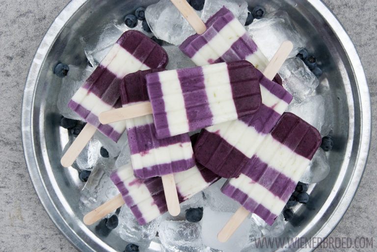 Blaubeer-Limetten-Skyr-Eis, fruchtig-frisches Stieleis im Ringelkleid | Blueberry lime skyr popsicles, fruity fresh icecream in fancy blue white dress