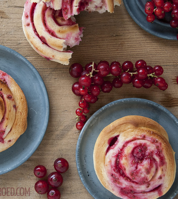 Johannisbeer-Schnecken, fluffige Hefeteig-Schnecken mit einer Füllung aus saftigen roten Johannisbeeren [wienerbroed.com] Red current buns, fluffy yeast dough buns with a filling if juicy red currants