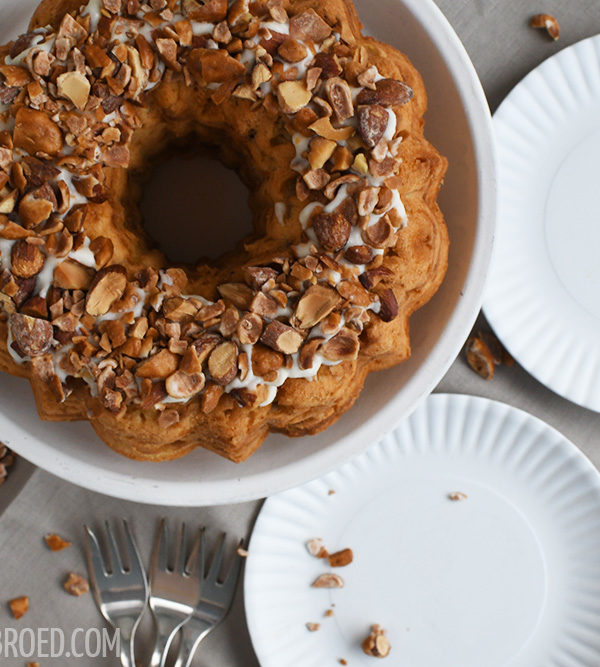 Apfel-Mandel-Gugelhupf / Apple almond bundt cake [wienerbroed.com] Herbstlicher Gugelhupf mit saftigen Apfelstückchen und gebrannten Mandeln / Autumnal bundt cake with juicy apple pieces and roasted almonds