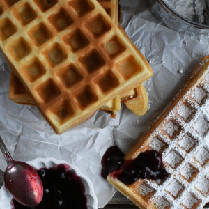 Waffeln, superfluffig und herrlich knusprig, einfaches Rezept ohne Schnickschnack und schnell gemacht / Waffles, super fluffy and crispy, simple and quick recipe [wienerbroed.com]