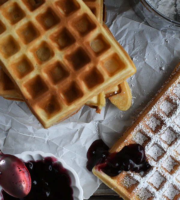 Waffeln, superfluffig und herrlich knusprig, einfaches Rezept ohne Schnickschnack und schnell gemacht / Waffles, super fluffy and crispy, simple and quick recipe [wienerbroed.com]