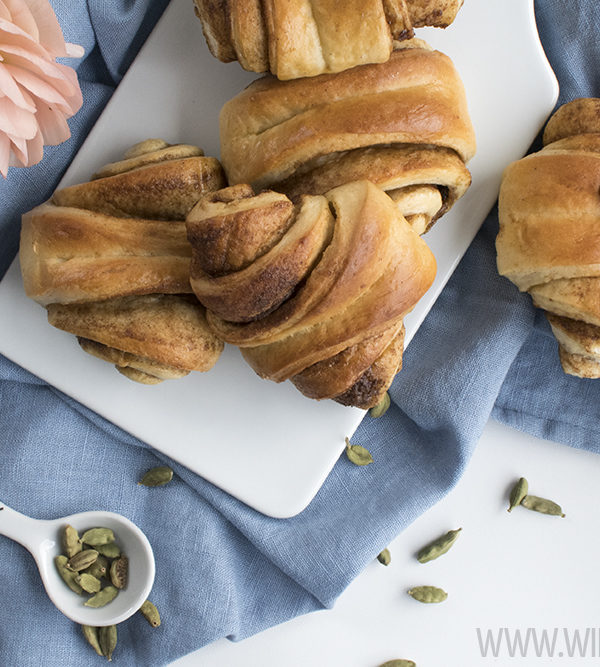 Kardamom-Gifflar, fluffige Zimtschnecken mit einem Hauch Kardamom / Cardamom gifflar, fluffy cinnamon buns with a pinch of cardamom [wienerbroed.com]