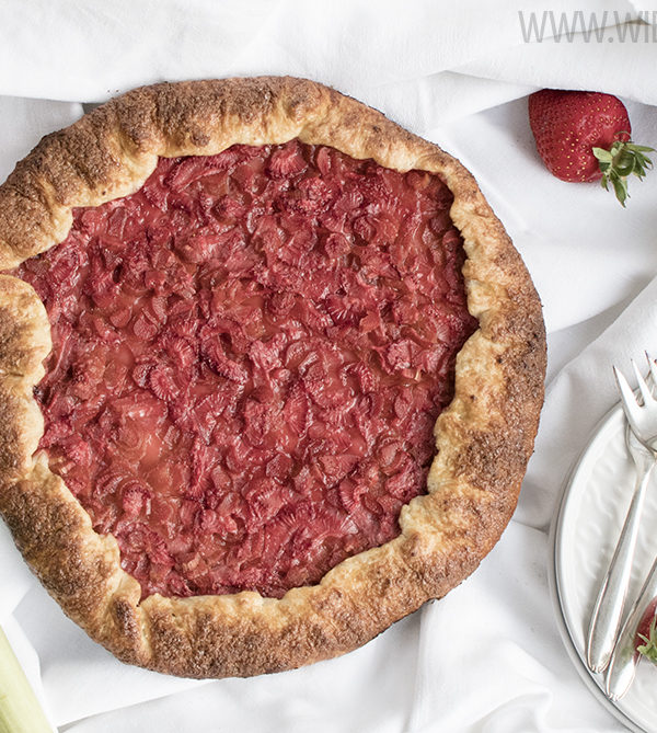 Erdbeer-Rhabarber-Galette, eine knusprig und fruchtig, einfach zu machenden Tarte / Strawberry rhubarb galette, a crispy and fruity simple to bake tartelette [wienerbroed.com]