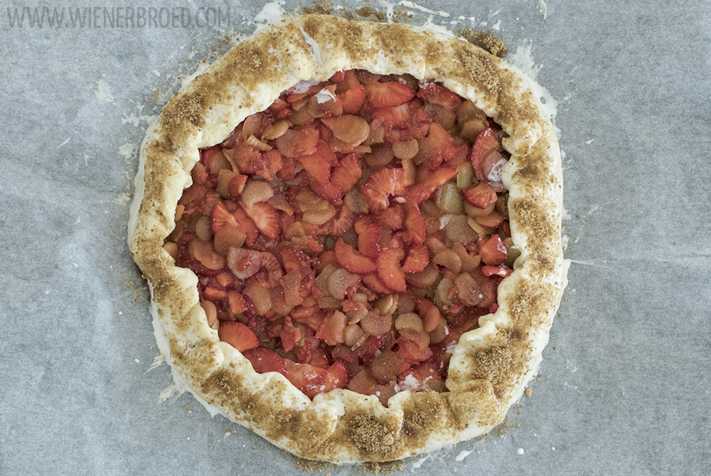 Erdbeer-Rhabarber-Galette, eine knusprig und fruchtig, einfach zu machenden Tarte / Strawberry rhubarb galette, a crispy and fruity simple to bake tartelette [wienerbroed.com]