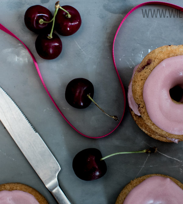 Kirsch-Tonkabohne-Donut, fluffige aber saftige gebackene Kirsch-Donuts mit einem Hauch Tonkabohne / Cherry tonka bean donuts, fluffy yet juicy cherr donuts with a hint of tonka bean [wienerbroed.com]