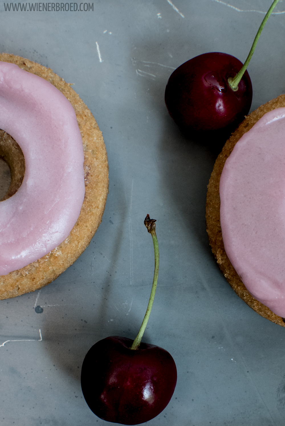 Kirsch-Tonkabohne-Donut, fluffige aber saftige gebackene Kirsch-Donuts mit einem Hauch Tonkabohne / Cherry tonka bean donuts, fluffy yet juicy cherr donuts with a hint of tonka bean [wienerbroed.com]