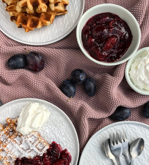 Bananen-Waffeln mit Zwetschgenröster, saftige und knusprige Waffeln mit leckerem Zwetschgen-Kompott / Banana waffles with plum compote [wienerbroed.com]