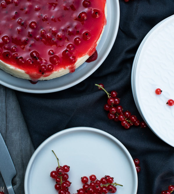 New York Style Cheesecake mit roten Johannisbeeren / New York style cheesecake with red currants [wienerbroed.com]