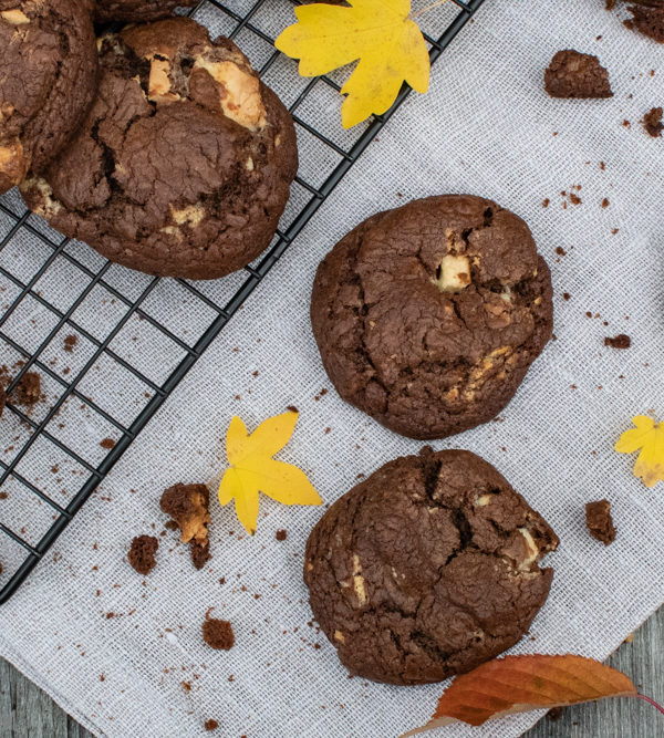 Triple Choc Cookie, saftige Cookies mit dreierlei Schokolade / Triple Choc Cookies, superchewy cookies with three kinds of chocolate [wienerbroed.com]