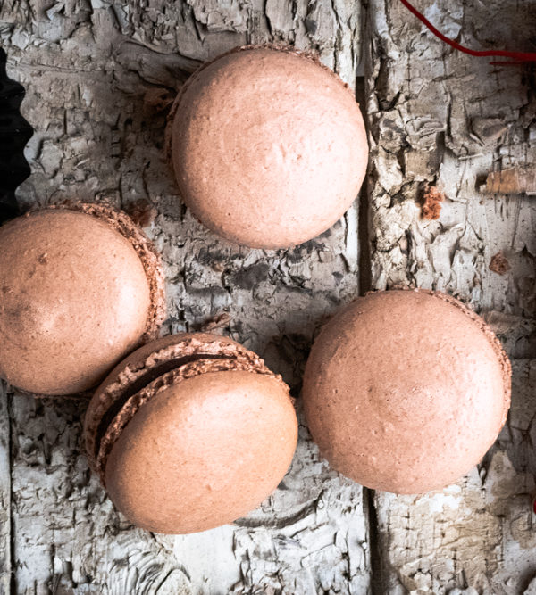 Lebkuchen-Macarons, zartes Baiser-Gebäck mit weihnachtlicher Schokoladen-Füllung / Gingerbread Macarons, crispy meringue with christmassy chocolate filling [wienerbroed.com]