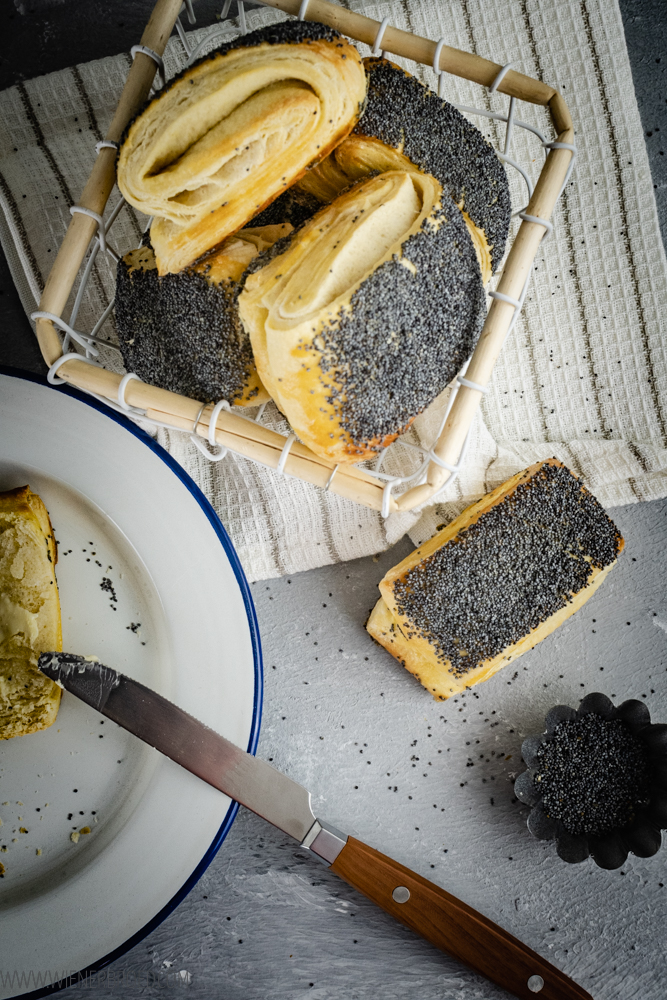 Birkes, dänische Brötchen aus Plunderteig mit Mohn / Birkes, Danish Rolle made of puff pastry with poppy [wienerbroed.com]