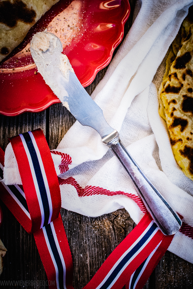 Lefse mit Zimtbutter - norwegische Spezialität aus Kartoffelteig mit einer Butter mit Zimt&Zucker / Lefse with cinnamon Butter, Norwegian speciality with potatoe dough filled with a Butter with sugar&cinnamon [wienerbroed.com]