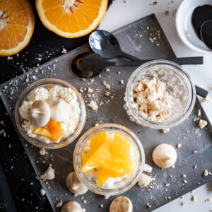 Orangen-Lakritz-Eton Mess, ein Schichtdessert aus gezuckerten Orangenfilets, fluffigen Lakritz-Baiser und Sahne / Orange Licquorice Eton Mess [wienerbroed.com]