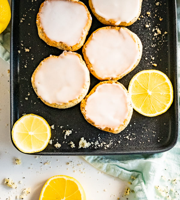 Zitronen-Mohn-Amerikaner, fluffige Amerikaner mit leckerem Mohn und säuerlicher Zitronen-Glasur / Big, fluffy cookies with Poppy feeds and sour lemon icing [wienerbroed.com]