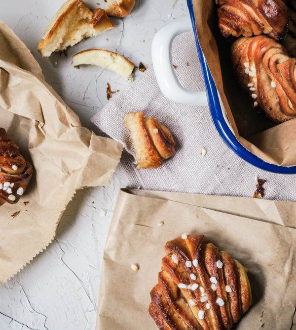 Korvapuusti, finnische Version der Zimtschnecken mit ordentlich Kardamom und besonderer Form / Korvapuusti, Finnish version of cinnamon buns with lots of cardamom and a special form [wienerbroed.com]