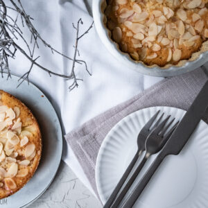 Rhabarber-Mandelkuchen, schnelles Rezept für herrlich saftigem schwedischen Mandelkaka mit Rhabarber / Rhubarb almond cake, quick recipe for juicy Swedish Mandelkaka with rhubarb [wienerbroed.com]