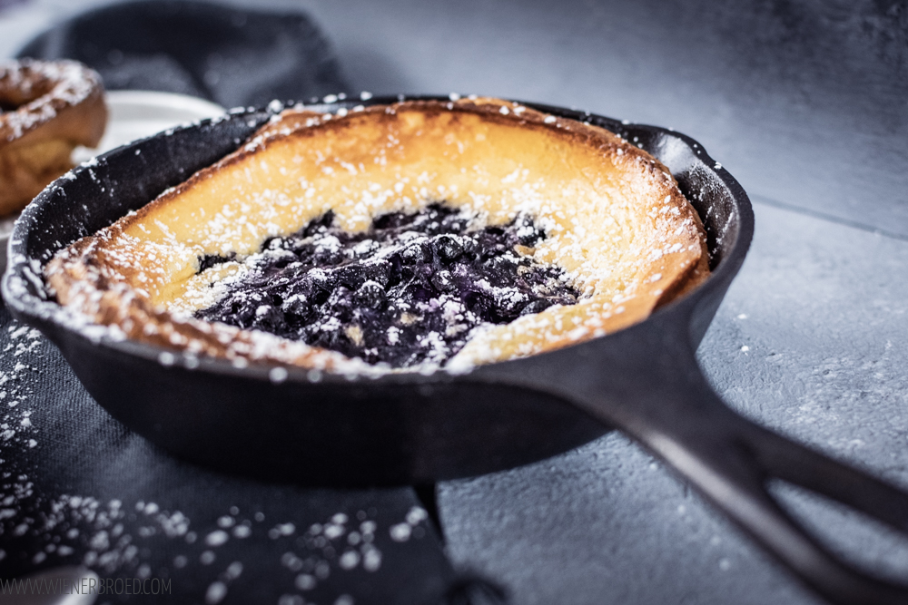 Blaubeer-Dutch Baby, fluffiger Ofenpfannkuchen mit Blaubeeren, der ratzfatz gemacht ist und perfekt zum Frühstück ist. / Blueberry Dutch Baby [wienerbroed.com]