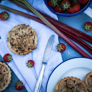 Erdbeer-Rhabarber-Tartelettes, knusprige Mürbeteig-Küchlein mit fruchrtiger Erdbeer-Rhabarber-Füllung und knusprigen Streuseln / Strawberry rhubarb tartelettes, crispy mini pie tartes with fruity strawberry rhubarb filling and very crispy streusel [wienerbroed.com]