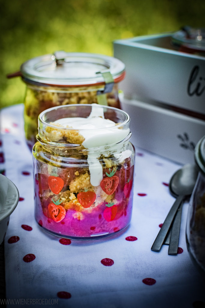 Erdbeergrütze mit Streuseln und Schwedenmilch, dänische Fruchtgrütze mit Streuseln und Sauermilch schwedischer Art, das perfekte Dessert für Midsommar / Strawberry jelly with crumble and filmjölk, Danish fruit jelly with streusel and Swedish sour milk, perfekt vor midsummer [wienerbroed.com]