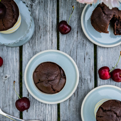 Kirsch-Schoko-Muffins, saftige, schokoladige Muffins mit frischen Kirschen / juicy, chocolatey muffins with fresh cherries [wienerbroed.com]
