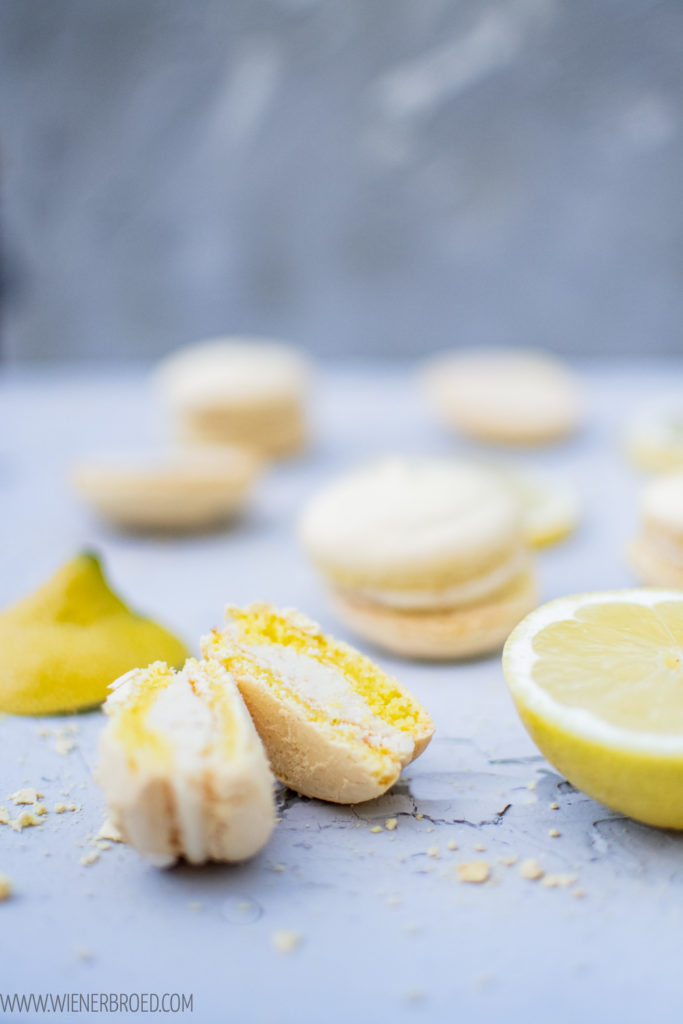Zitronen-Macarons, zartes Baisergebäck mit frischer Zitronennote, einfaches Rezept / Lemon macarons, crispy with a fresh lemon taste, simple recipe [wienerbroed.com]
