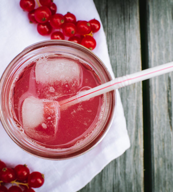 Johannisbeer-Limonade, Limonaden-Basis aus roten Johannisbeeren zum Mischen mit Mineralwasser oder stillem Wasser und Eis / Red currant lemonade base for mixing with water [wienerbroed.com]