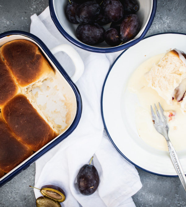 Zwetschgen-Buchteln, herrlich fluffige Rohrnudeln mit saftigen Zwetschgen und einer feinen Vanille-Note / Plum yeast dumplings, fluffy yeast dough filled with juicy damson plums and a fine vanilla taste [wienerbroed.com]