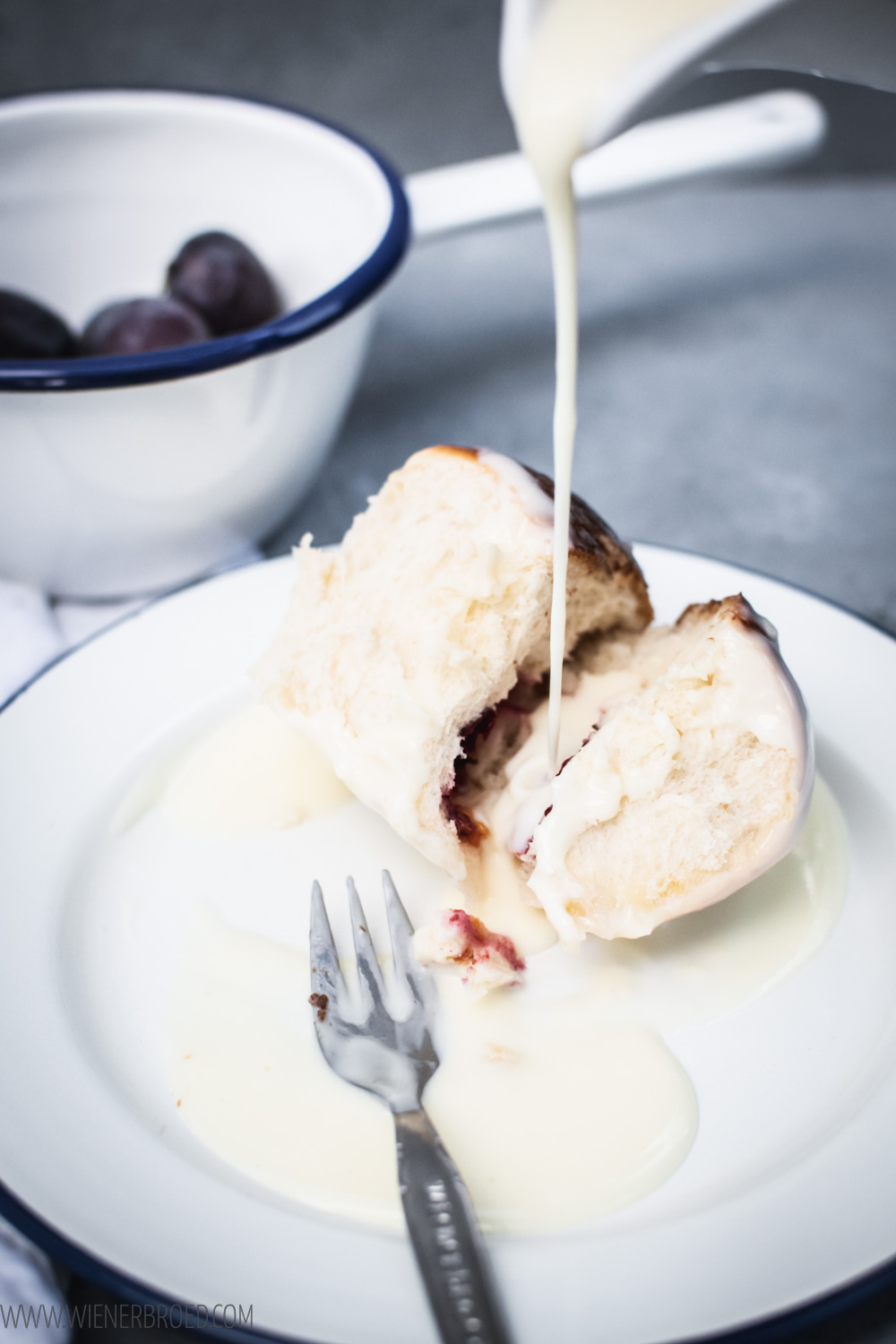 Zwetschgen-Buchteln, herrlich fluffige Rohrnudeln mit saftigen Zwetschgen und einer feinen Vanille-Note / Plum yeast dumplings, fluffy yeast dough filled with juicy damson plums and a fine vanilla taste [wienerbroed.com]