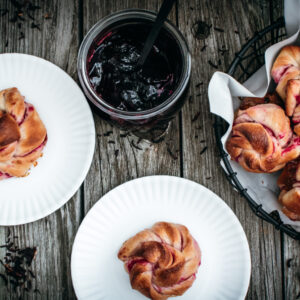 Rezept für Hibiskus-Knoten, Hefeteigknoten gefüllt mit leckerem Hibiskus-Gelee, inkl. Rezept für das Gelee / Hibiscus buns, yeast dough knots filled with hibiscus jelly [wienerbroed.com]