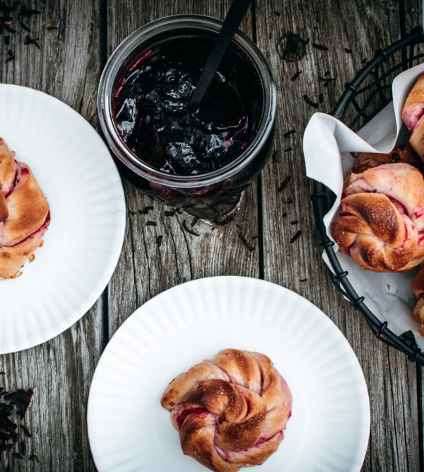 Rezept für Hibiskus-Knoten, Hefeteigknoten gefüllt mit leckerem Hibiskus-Gelee, inkl. Rezept für das Gelee / Hibiscus buns, yeast dough knots filled with hibiscus jelly [wienerbroed.com]