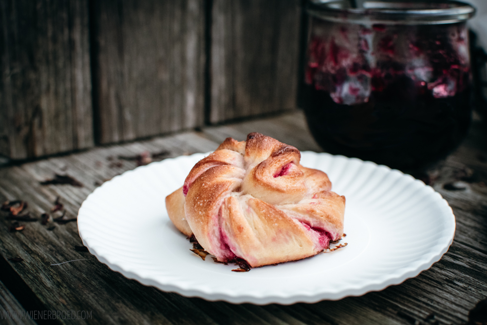 Rezept für Hibiskus-Knoten, Hefeteigknoten gefüllt mit leckerem Hibiskus-Gelee, inkl. Rezept für das Gelee / Hibiscus buns, yeast dough knots filled with hibiscus jelly [wienerbroed.com]