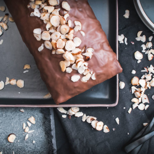 Rezept für ein fluffiges aber perfekt saftiges Haselnuss-Schoko-Bananenbrot mit gerösteten Haselnüssen und Vollmilchschokolade