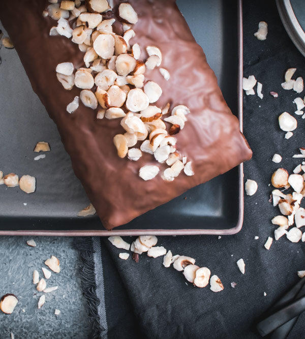 Rezept für ein fluffiges aber perfekt saftiges Haselnuss-Schoko-Bananenbrot mit gerösteten Haselnüssen und Vollmilchschokolade