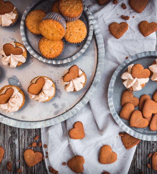 Pepparkakor-Cupcakes, fluffigen Cupcakes mit Frosting, die nach Pepparkakor, schwedischem Lebkuchen, schmecken / Pepparkakor cupcakes, fluffy cupcakes with frosting tasting like Pepparkakor, Swedish gingerbread