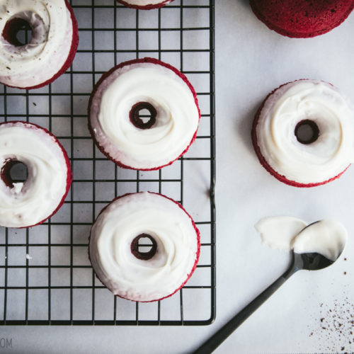 Red Velvet-Donuts, knallrote, saftige Donuts aus dem Backofen mit weißem Guß und feiner Vanille-Note / Baked Red Velvet Donuts with white glazing [wienerbroed.com]