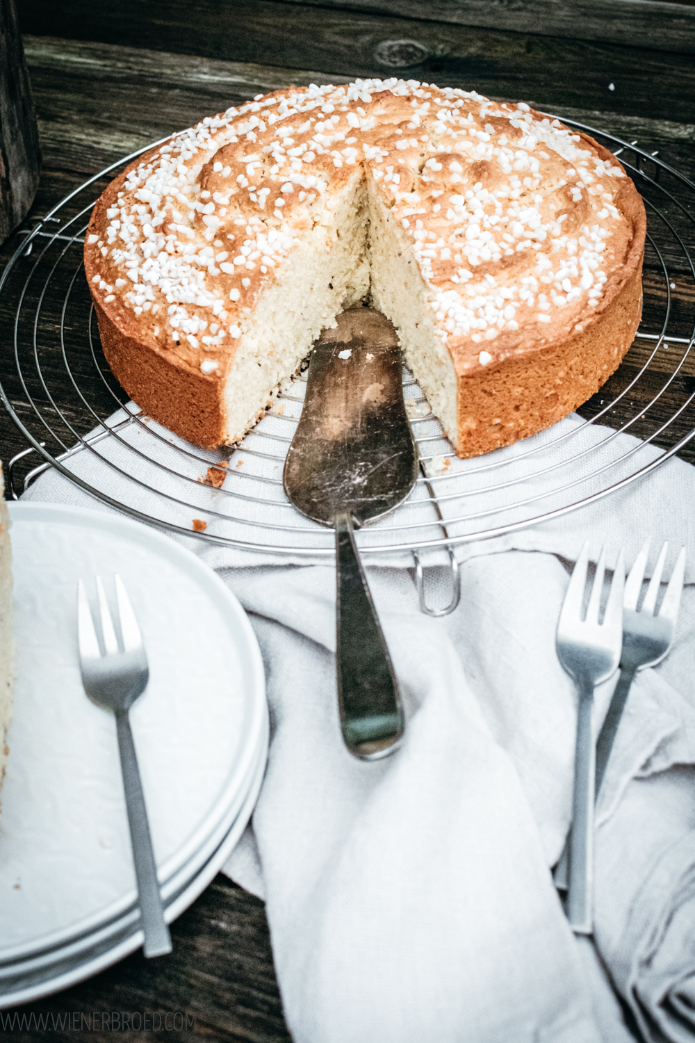 Kardemummakaka, typisch schwedischen Kardamomkuchen, saftig und fluffig, ein einfacher Rührteigkuchen mit Hagelzucker / Swedish cardamom cake [wienerbroed.com]