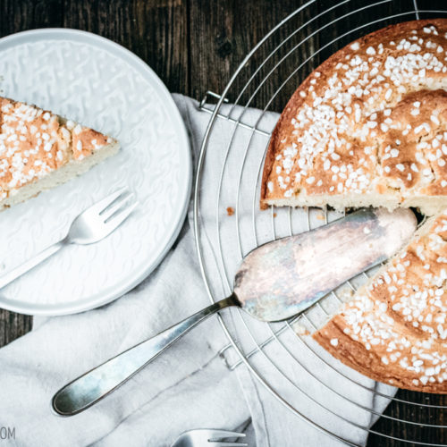 Kardemummakaka, typisch schwedischen Kardamomkuchen, saftig und fluffig, ein einfacher Rührteigkuchen mit Hagelzucker / Swedish cardamom cake [wienerbroed.com]