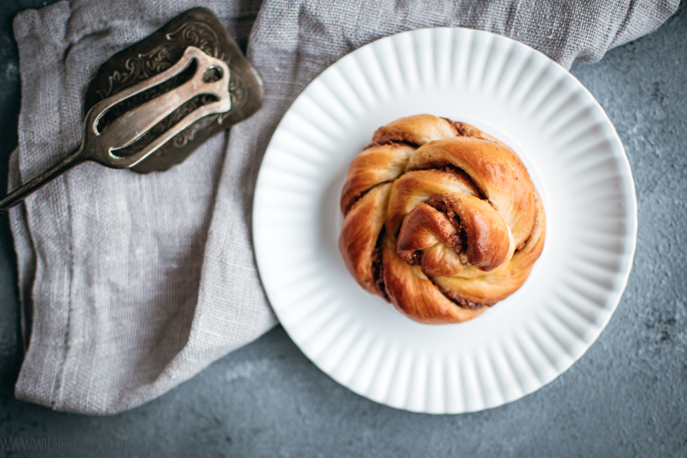 Pecan-Schnecken, supersaftige Hefeteigschnecken mit einer süß-salzigen Füllung aus gebrannten Pecannüssen / Pecan buns, superjuicy yeast dough buns with a sweet’n’salty fillig of candied pecan nuts [wienerbroed.com]