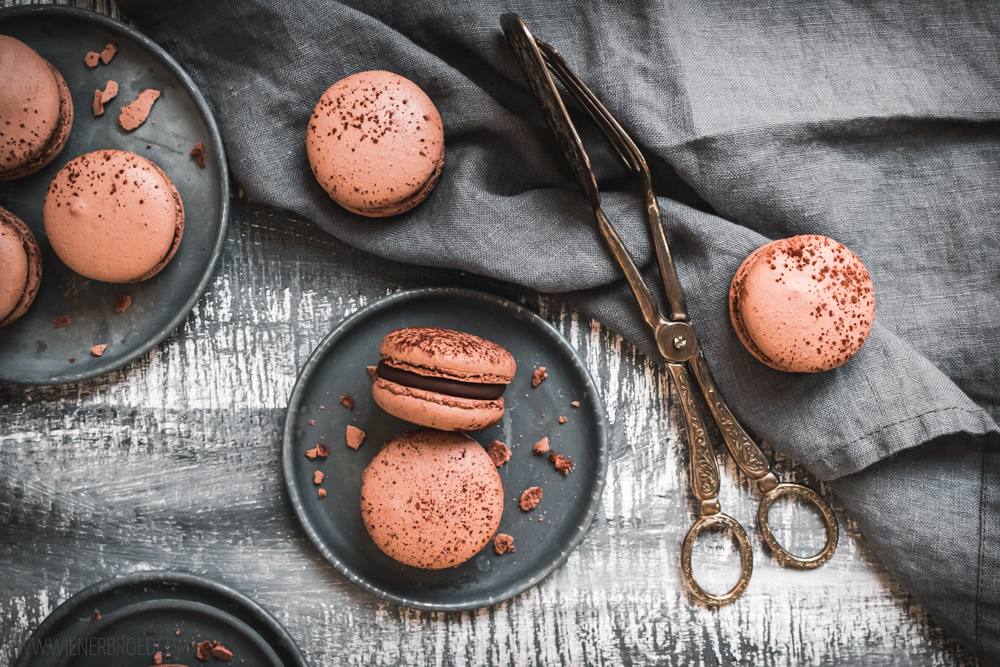 Schokoladen-Macarons, mit schokoladigstem Baiser und zartschmelzender Vollmilch-Ganache, Rezept mit intalienischer Meringue / Chocolate Macaron with fine meringue and milk canache [wienerbroed.com]