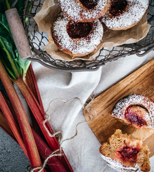 Rezept für Rhabarber-Vanille-Schnecken, saftige Hefeteig-Schnecken mit Vanillecreme und Rhabarberkompott nach My Feldt und Rezension von „Apfelduft & Heidelbeerdickicht“/ Rhubarb vanilla buns [wienerbroed.com]