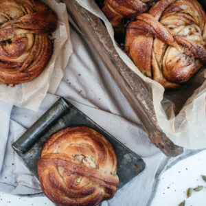 Rezept für Kardemummabullar, klassische schwedische Kardamomschnecken, herrlich saftig und superfluffig / Swedish cardamom buns [wienerbroed.com]