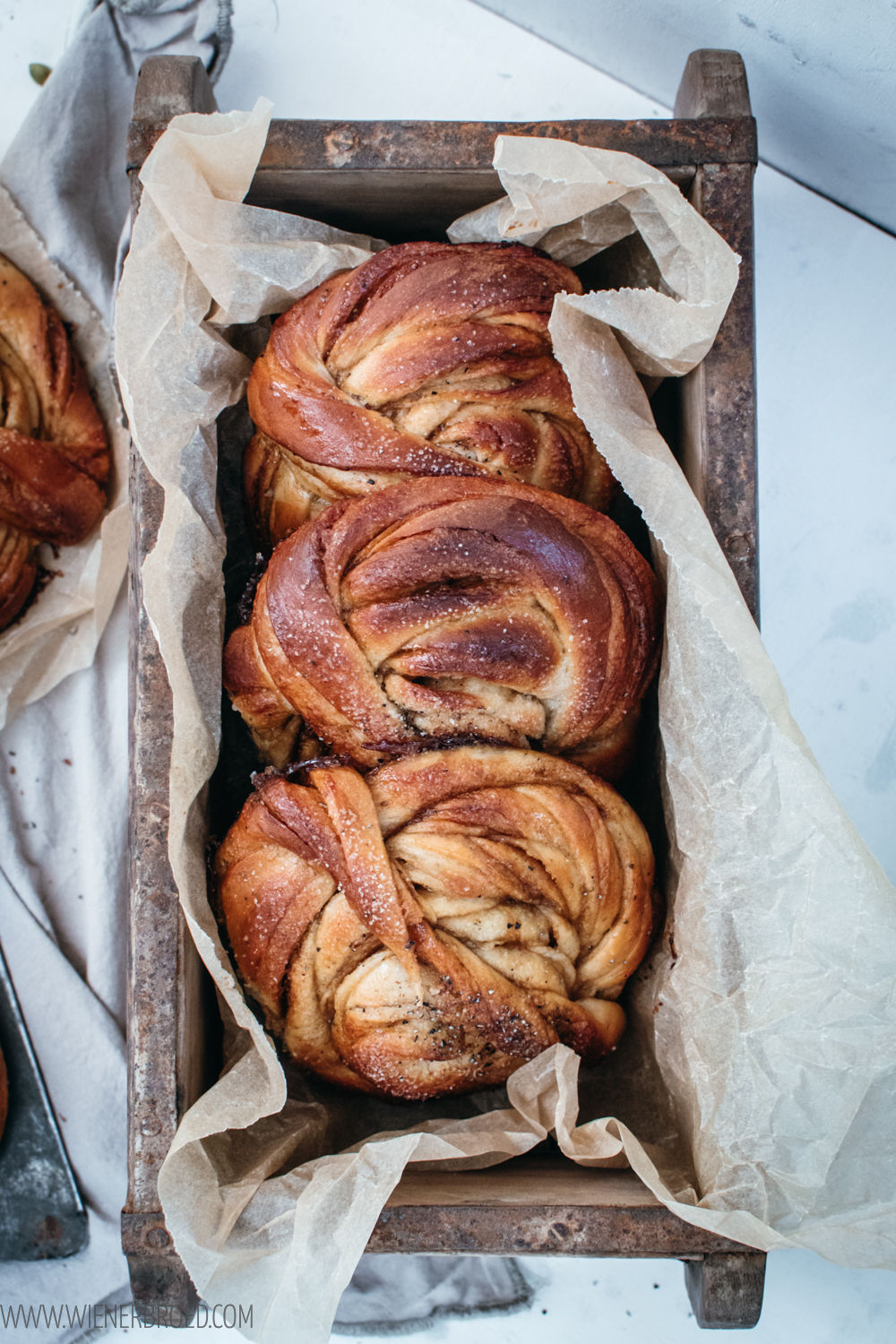 Rezept für Kardemummabullar, klassische schwedische Kardamomschnecken, herrlich saftig und superfluffig / Swedish cardamom buns [wienerbroed.com]