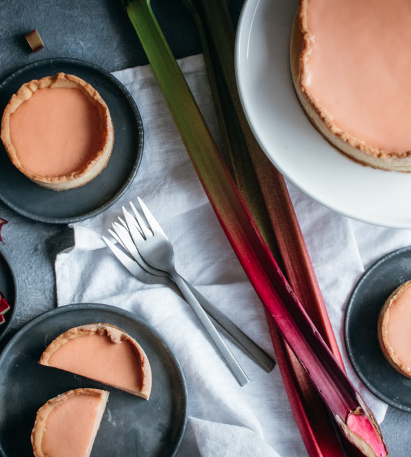 Rezept für Rhabarber-Tarte, knusprige Mürbeteig-Tarte mit cremiger Rhabarber-Füllung nach Art einer klassischen französischen Tarte au Citron / Rhubarb tarte like a French Tarte au Citron [wienerbroed.com]