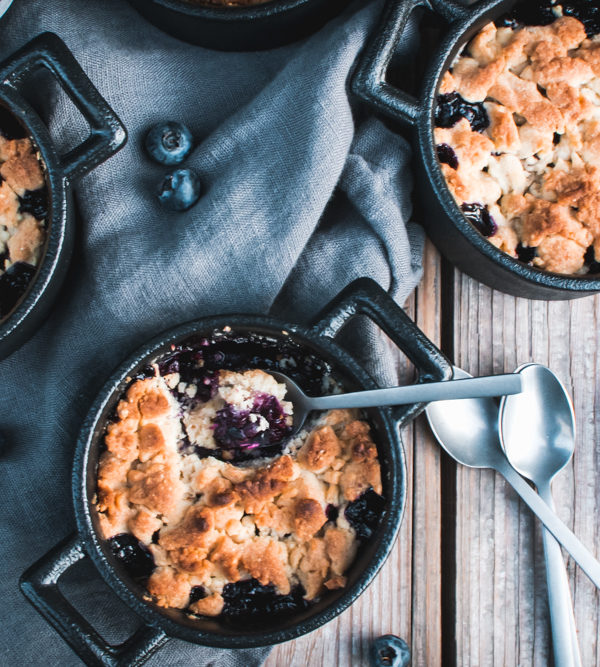 Rezept für Blåbärspaj, kleine einfache, schwedische Blaubeerkuchen, ohne Boden dafür mit vielen Streuseln, als kleine Portionen oder als großer Kuchen / Blåbärspaj, Swedish blueberry cake with streusel [wienerbroed.com]